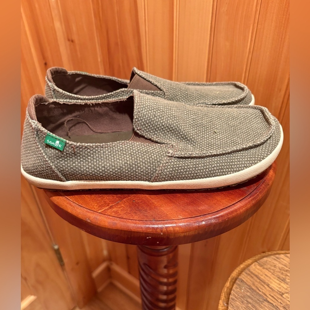 Sanuk men’s khaki slip on loafer casual